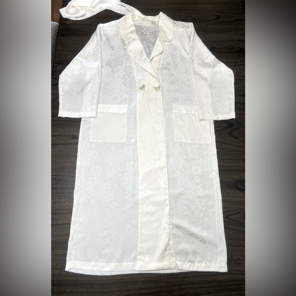 Ivory Robe Size Large - Picture 4 of 7
